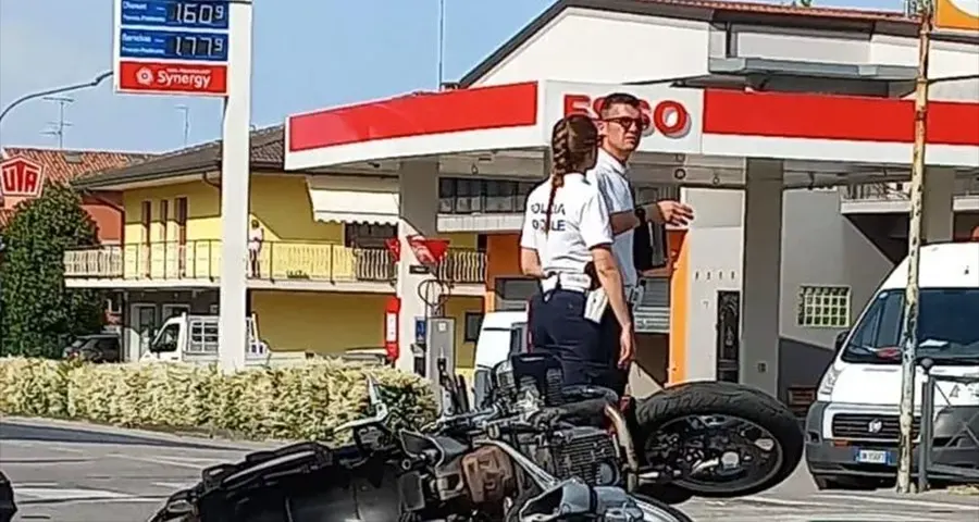 Due ragazze attraversavano la strada sono state travolte da una moto a Eraclea, in via Fausta